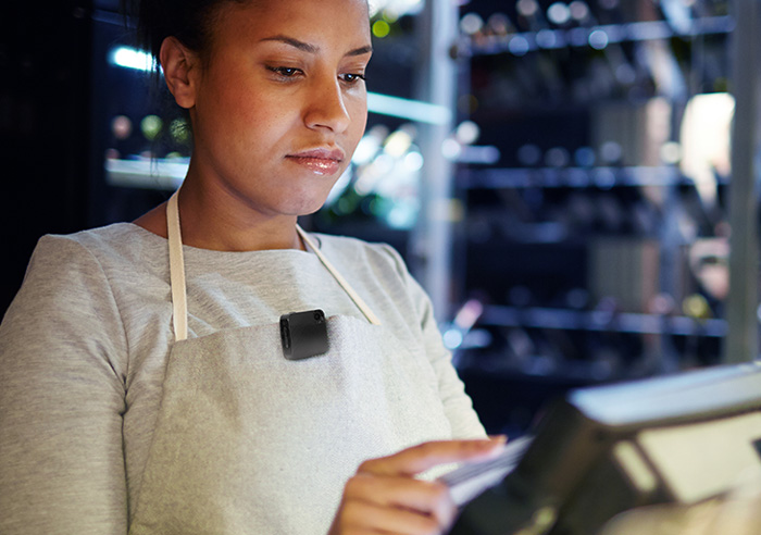 retail-motorola-body-worn-camera retail assistant with motorola body-worn camera
